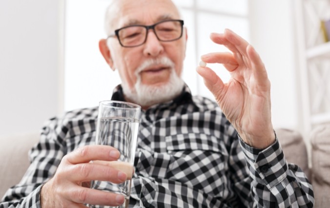 Man taking antibiotic therapy pill